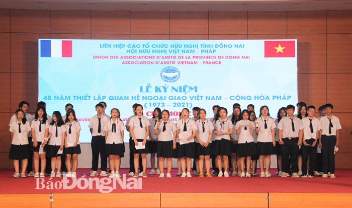 Các em học sinh hát những bài hát Pháp tại lễ kỷ niệm 48 năm thiết lập quan hệ ngoại giao Việt Nam - Cộng hòa Pháp.