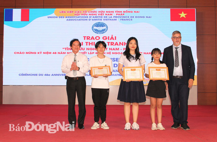  Ban tổ chức trao giải cho các em học sinh tham gia Hội thi vẽ tranh với chủ đề “Tình hữu nghị Việt Nam – Pháp” nhân kỷ niệm 48 năm thiết lập quan hệ ngoại giao Việt Nam - Cộng hòa Pháp.