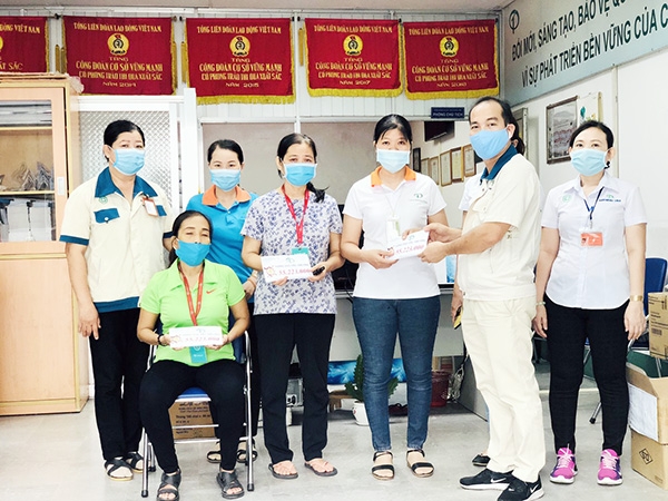 Đại diện Công đoàn Công ty TNHH Taekwang Vina  Industrial (TP.Biên Hòa) trao số tiền do công nhân quyên góp hỗ trợ các trường hợp mắc bệnh hiểm nghèo