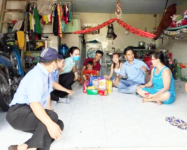Công đoàn Công ty TNHH Hwaseung Vina (H.Nhơn Trạch) thăm, tặng quà công nhân tại các khu nhà trọ