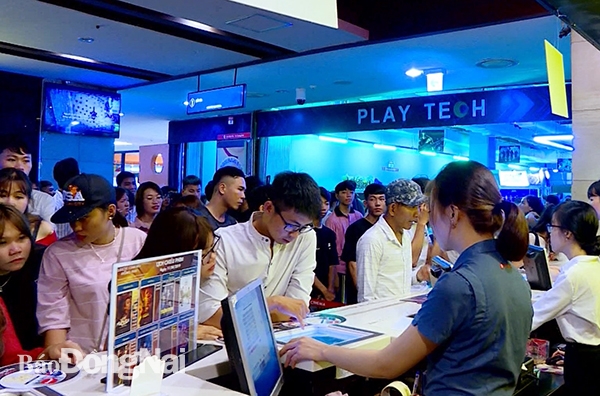 Rất đông người dân mua vé xem phim tại rạp Lotte Cinema Biên Hòa