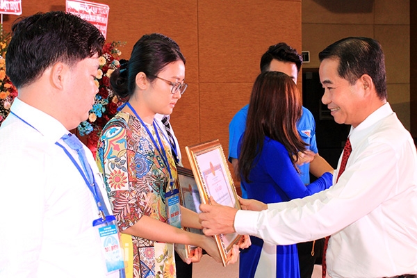 Phó chủ tịch UBND tỉnh Thái Bảo tặng bằng khen của UBND tỉnh cho đại diện các tập thể