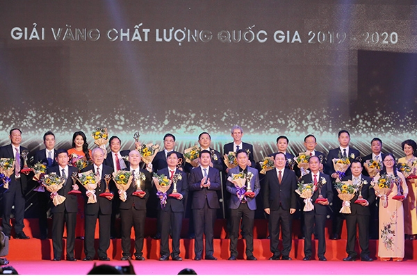 Ngày 25-4, Ủy viên Trung ương Đảng, Bộ trưởng KH-CN Huỳnh Thành Đạt (bên phải) và Ủy viên Trung ương Đảng, Bộ trưởng Công thương Nguyễn Hồng Diên trao giải Vàng chất lượng quốc gia cho các doanh nghiệp. Ảnh: TTXVN