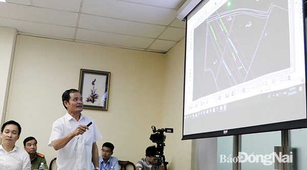 Ông Nguyễn Hồng Quế, Chi cục trưởng Chi cục Quản lý đất đai, Sở TN-MT trình bày một số vướng mắc trong quá trình triển khai công tác giải phóng mặt bằng