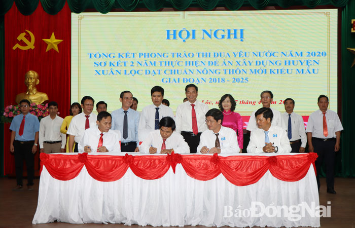 Đại diện các xã của H.Xuân Lộc ký kết giao ước thi đua hoàn thành mục tiêu xây dựng nông thôn mới nâng cao, nông thôn mới kiểu mẫu. Ảnh: Ngọc Hoàng