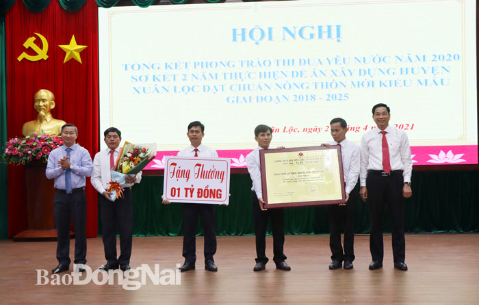 Phó chủ tịch UBND tỉnh Võ Văn Phi trao bằng công nhận của UBND tỉnh cho xã Suối Cao, xã đạt chuẩn nông thôn mới nâng cao của huyện vào năm 2020.