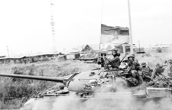 Quân giải phóng chiếm trường Thiết giáp của ngụy tại căn cứ Nước Trong (Biên Hòa) trong Chiến dịch Hồ Chí Minh lịch sử 1975