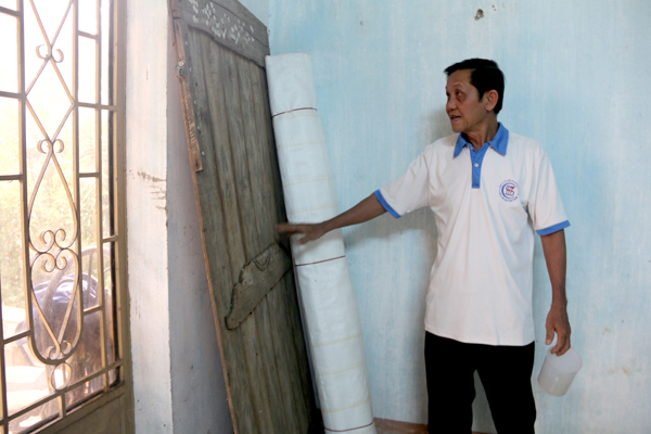 Ông Đặng Minh Chính thu dọn dần các đồ dùng trong gia đình để chuẩn bị di dời, nhường đất cho dự án Sân bay Long Thành. Ảnh: Phạm Tùng