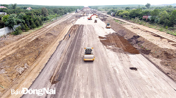 Thi công dự án Xây dựng đường cao tốc Phan Thiết - Dầu Giây, đoạn qua TP.Long Khánh. Ảnh: Phạm Tùng