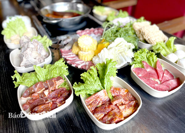 Thịt nhập khẩu trên bàn ăn ở một nhà hàng tại TP.Biên Hòa. Ảnh: Ban Mai