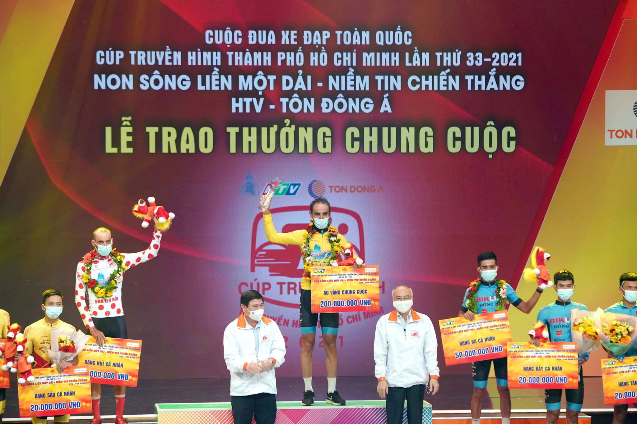 At the award ceremony (Photo: VNA)