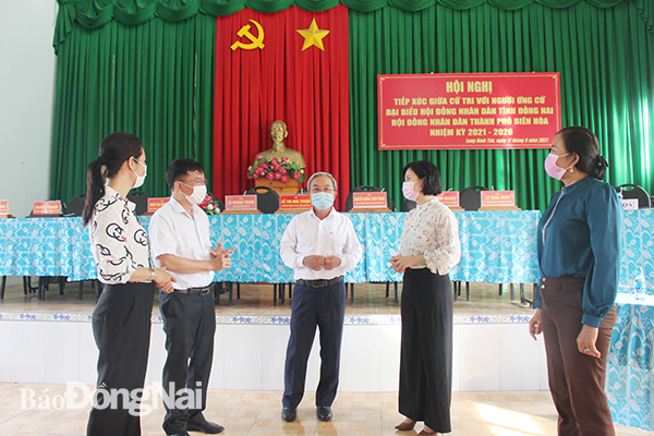  Các ứng cử viên đại biểu HĐND tỉnh đơn vị số 7 trao đổi với cử tri tại buổi tiếp xúc P.Long Bình Tân