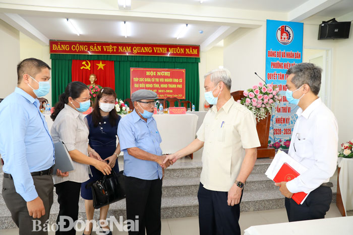 Bí thư Tỉnh ủy Nguyễn Phú Cường  (thứ hai từ phải qua) và các ứng cử viên đại biểu HĐND tỉnh (đơn vị số 3), ứng cử viên đại biểu HĐND TP. Biên Hòa lắng nghe cử tri trao đổi