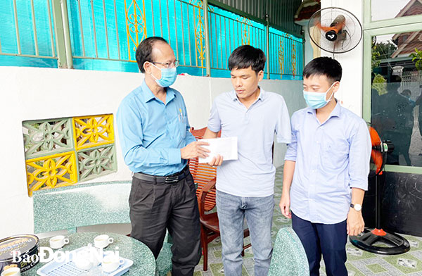 Phó chủ tịch thường trực Liên đoàn Lao động tỉnh Nông Văn Dũng thăm, tặng quà công nhân bị tai nạn lao động. Ảnh: Lan Mai