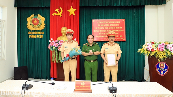 Đại tá Lê Quang Nhân, Phó giám đốc Công an tỉnh trao thư khen của Giám đốc Công an tỉnh cho lãnh đạo Phòng Cảnh sát giao thông