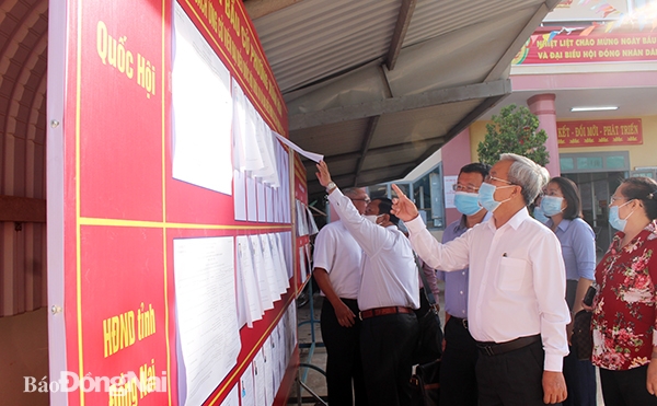 Đồng chí Cao Văn Quang và các ứng cử viên đại biểu Quốc hội đơn vị bầu cử số 4 kiểm tra danh sách niêm yết cử tri tại P.Xuân Hòa, TP.Long Khánh