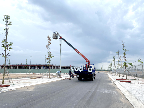 Nhiều người dân xã Suối Trầu cũ (nay là xã Bình Sơn) đang háo hức chờ nhận đất xây nhà tại khu tái định cư Lộc An - Bình Sơn. Trong ảnh: Công nhân đang hoàn thiện những khâu cuối cùng của khu tái định cư Lộc An - Bình Sơm