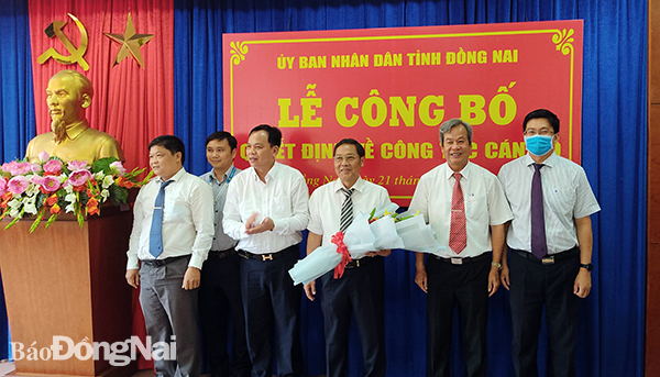 Phó chủ tịch UBND tỉnh Võ Tấn Đức và lãnh đạo Đảng ủy Khối, Sở Nội vụ, Sở Xây dựng chụp hình lưu niệm với đồng chí Nguyễn Minh Hoàng