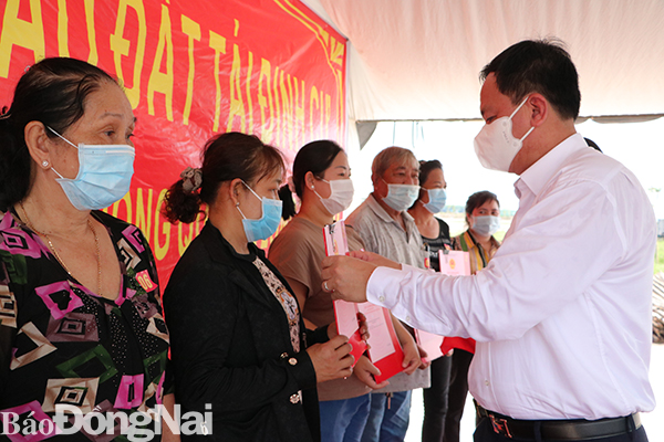 Phó chủ tịch UBND tỉnh Võ Tấn Đức trao quyết định bàn giao đất và Giấy chứng nhận quyền sử dụng đất cho các hộ dân