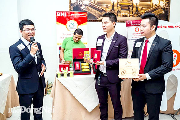 Anh Trần Đăng Ánh (bìa trái) giới thiệu sản phẩm tại một sự kiện kết nối kinh doanh. Ảnh: Văn Gia