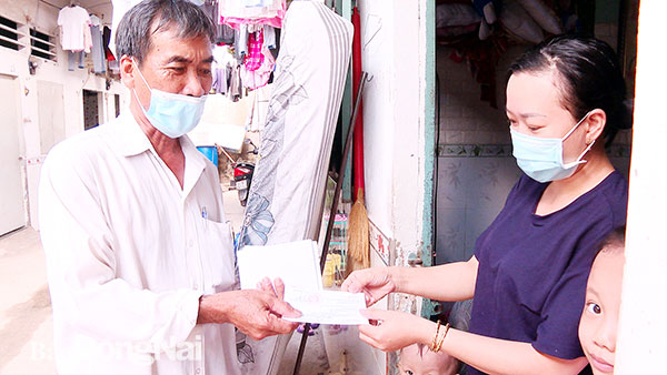 Cán bộ khu phố cấp thẻ cử tri cho công nhân lao động tại khu nhà trọ ở P.Hóa An, TP.Biên Hòa