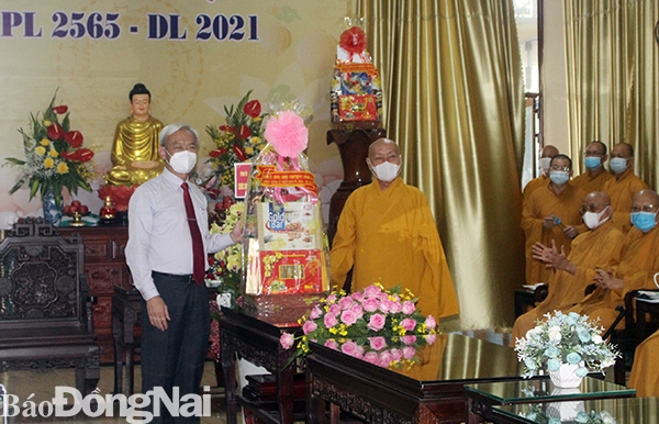 Đồng chí Nguyễn Phú Cường, Ủy viên Trung ương Đảng, Bí thư Tỉnh ủy, Chủ tịch HĐND tỉnh tặng hoa, quà cho Ban Trị sự Giáo hội Phật giáo tỉnh