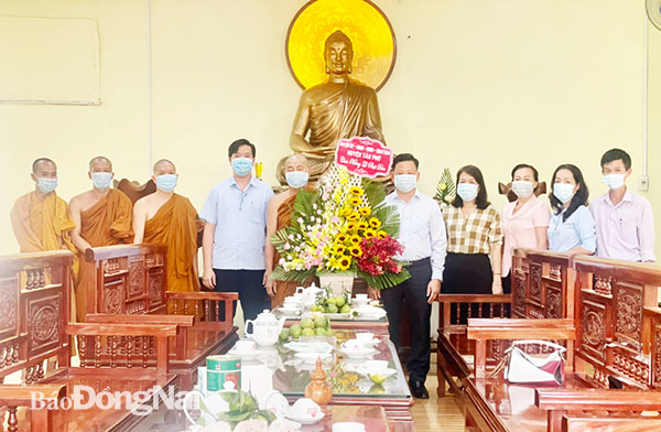 Đoàn 4 Ủy ban MTTQ Việt Nam H.Tân Phú chúc mừng lễ Phật đản sáng 25-5. Ảnh: Ủy ban MTTQ Việt Nam H.Tân Phú cung cấp