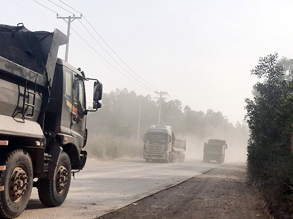 Đường vận chuyển vật liệu xây dựng ở P.Phước Tân, TP.Biên Hòa luôn trong tình trạng bụi mù mịt. Ảnh: L.An