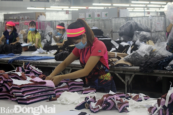 Công nhân Công ty TNHH dệt may Eclat Việt Nam trong giờ làm việc