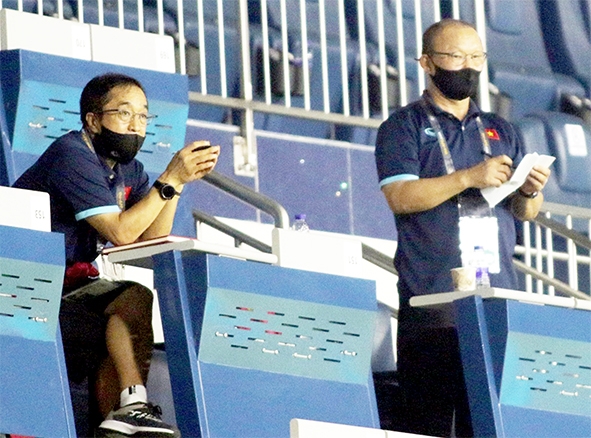HLV Park Hang-seo cùng trợ lý Lee dự khán trận đấu Thái Lan - Indonesia