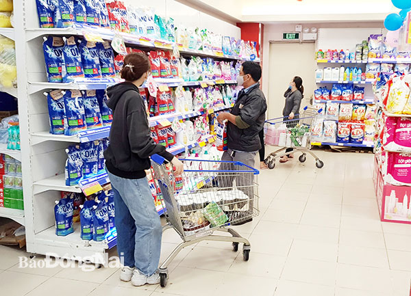 Người dân chọn mua các sản phẩm hàng tiêu dùng tại một siêu thị ở TP.Biên Hòa. Ảnh: Lam Phương