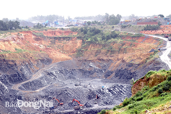 Khai thác đá tại cụm mỏ đá Tân Cang, một trong những cụm mỏ khai thác đá lớn nhất trên địa bàn tỉnh hiện nay
