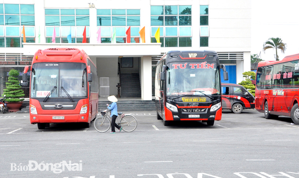 Dịch Covid-19 khiến các doanh nghiệp vận tải gặp khó khăn. Trong ảnh: Xe khách tại Bến xe Đồng Nai (TP.Biên Hòa). Ảnh: T.Hải