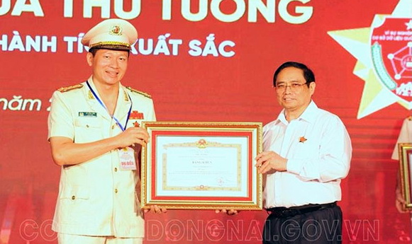 Thủ tướng Phạm Minh Chính trao bằng khen cho Đại tá Vũ Hồng Văn, Giám đốc Công an tỉnh Đồng Nai. Ảnh: Công an cung cấp