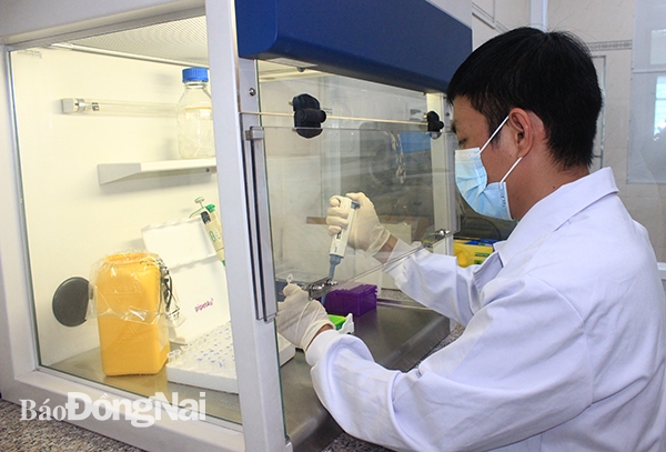 Xét nghiệm SARS-CoV-2 tại Trung tâm Kiểm soát bệnh tật tỉnh.