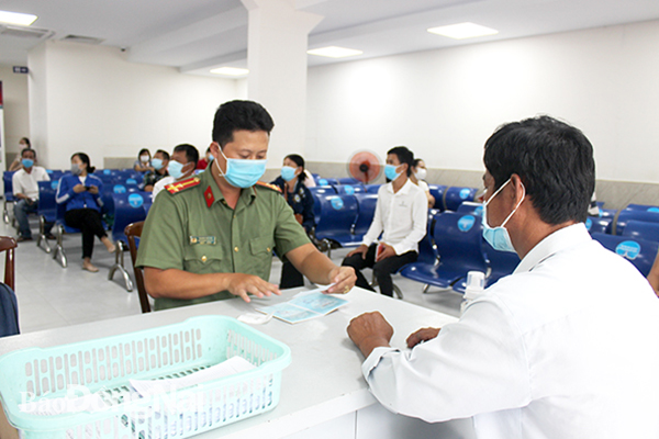 Cán bộ Phòng Cảnh sát quản lý hành chính về trật tự xã hội Công an tỉnh rà soát thông tin người dân khi đến làm căn cước công dân