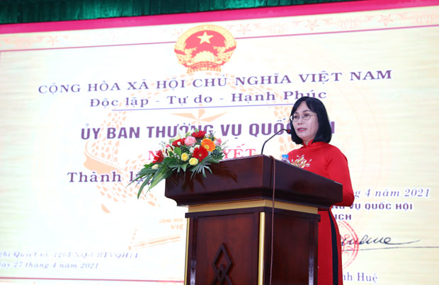 Phó chủ tịch UBND tỉnh Nguyễn Thị Hoàng công bố Nghị quyết của Ủy ban Thường vụ Quốc hội