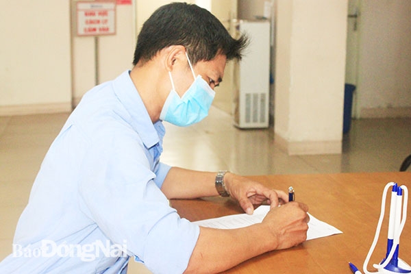 Người lao động về/đến từ TP.HCM đăng ký làm xét nghiệm Covid-19 tại Bệnh viện Đa khoa Đồng Nai.