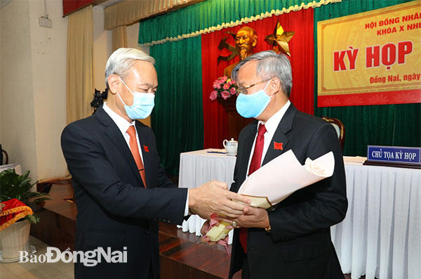 Bí thư Tỉnh ủy Nguyễn Phú Cường tặng hoa chúc mừng Chủ tịch UBND tỉnh Cao Tiến Dũng