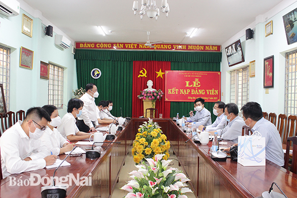 Giám đốc Sở Y tế Phan Huy Anh Vũ giải đáp những thắc mắc của Công ty TNHH Hyosung Việt Nam tại buổi làm việc.