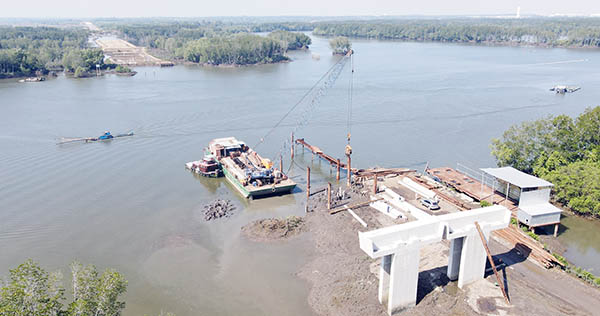 Đơn vị thi công chuẩn bị thi công cầu vượt sông Thị Vải thuộc gói thầu A7, dự án đường cao tốc Bến Lức - Long Thành. Ảnh: P.TÙNG