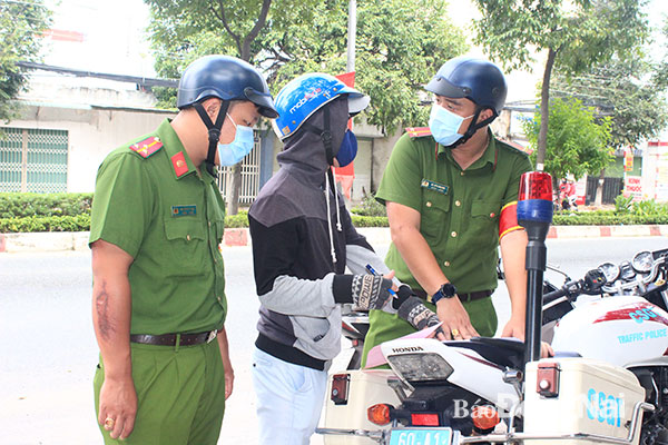 Lực lượng chức năng xử phạt những trường hợp ra ngoài trong trường hợp không cấp thiết