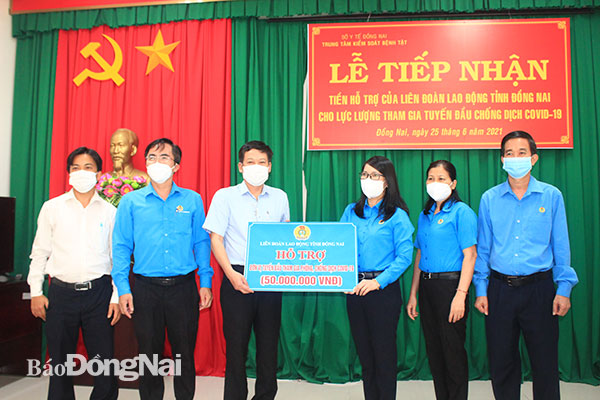 Liên đoàn Lao động tỉnh tặng quà hỗ trợ lực lượng tuyến đầu chống dịch của Trung tâm Kiểm soát bệnh tật tỉnh