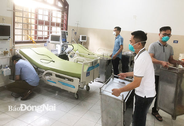 Các y, bác sĩ, nhân viên khẩn trương sắp xếp, bố trí khu vực điều trị bệnh nhân Covid-19 nặng tại Bệnh viện Đa khoa Thống Nhất