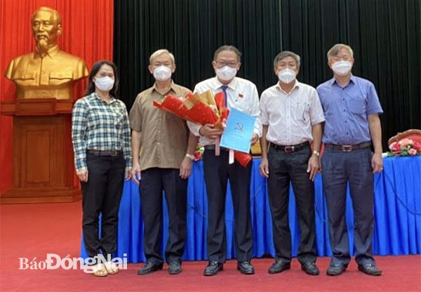 Các đồng chí lãnh đạo tỉnh tặng hoa chúc mừng đồng chí Nguyễn Kim Long