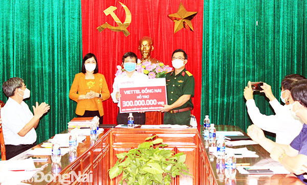 Lãnh đạo Viettel Đồng Nai trao tặng bảng tượng trưng 300 triệu đồng cho lãnh đạo Sở Y tế