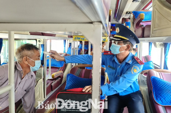 Lực lượng chức năng kiểm tra y tế đối với phương tiện chở khách qua Đồng Nai
