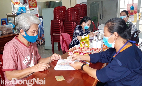 Cán bộ UBND P.Quang Vinh, TP.Biên Hoà chi hỗ trợ cho lao động tự do