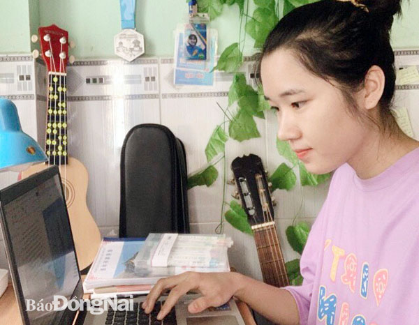Sinh viên Trường đại học Lạc Hồng thi online tại nhà. Tính đến nay, Trường đại học Lạc Hồng đã có 5 ngàn sinh viên thi online trên hệ thống riêng của trường. Ảnh: Nhân vật cung cấp