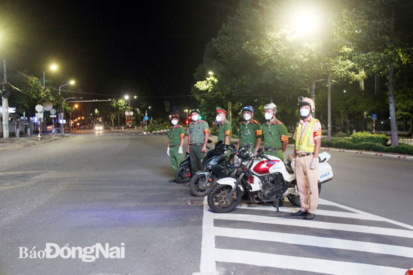 3. Tại chốt kiểm soát ở khu vực ngã tư Vườn Mít, trên đường Nguyễn Ái Quốc, tổ công tác số 13 tuần tra, kiểm soát giao thông của Công an tỉnh đang thực hiện nhiệm vụ
